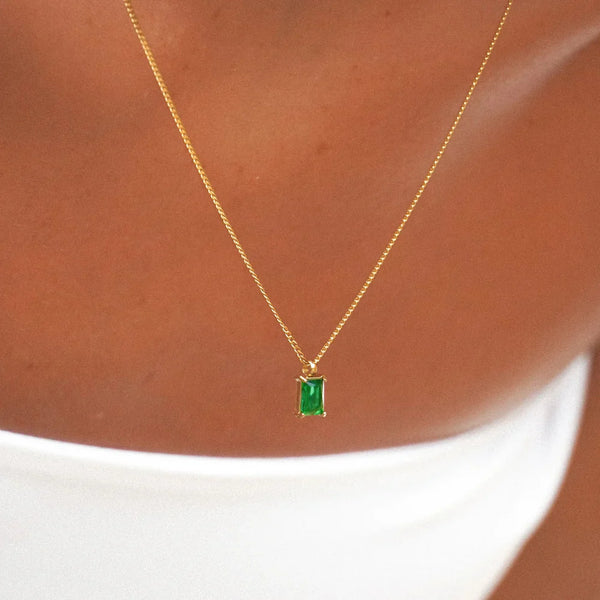 Smaragda kaklarota Verde
