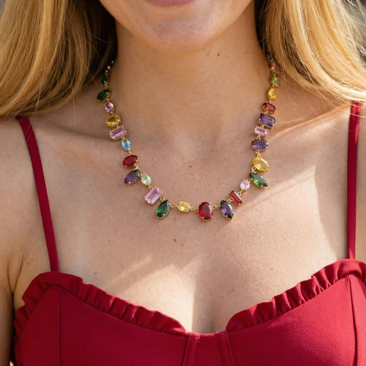 Kaklarota Jennie ar dārgakmeni