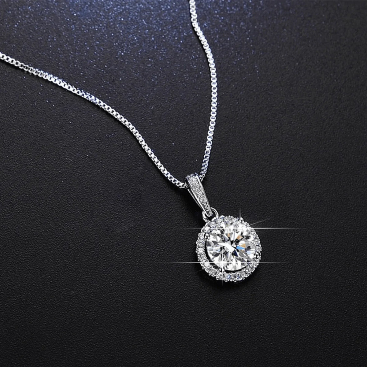Kaklarota ar cirkonu „Adaline“