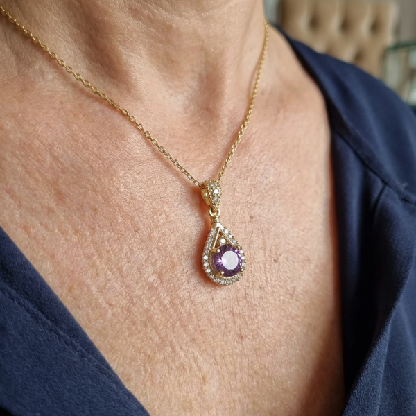 Zelta kulons ar ietvarā iestrādātu akmeni „Lavena“