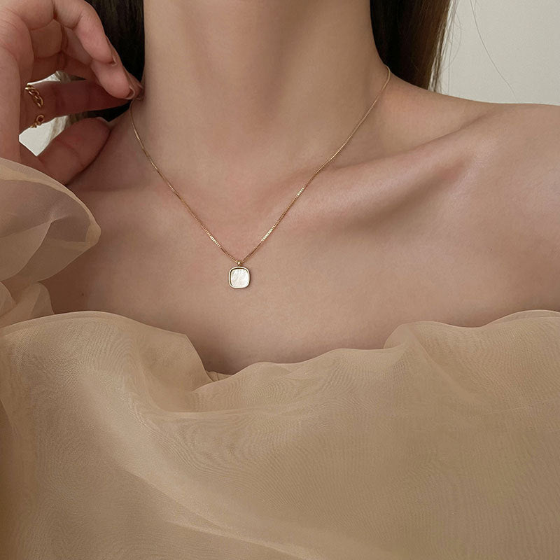 Zelta perlamutra kulons „Sophie“