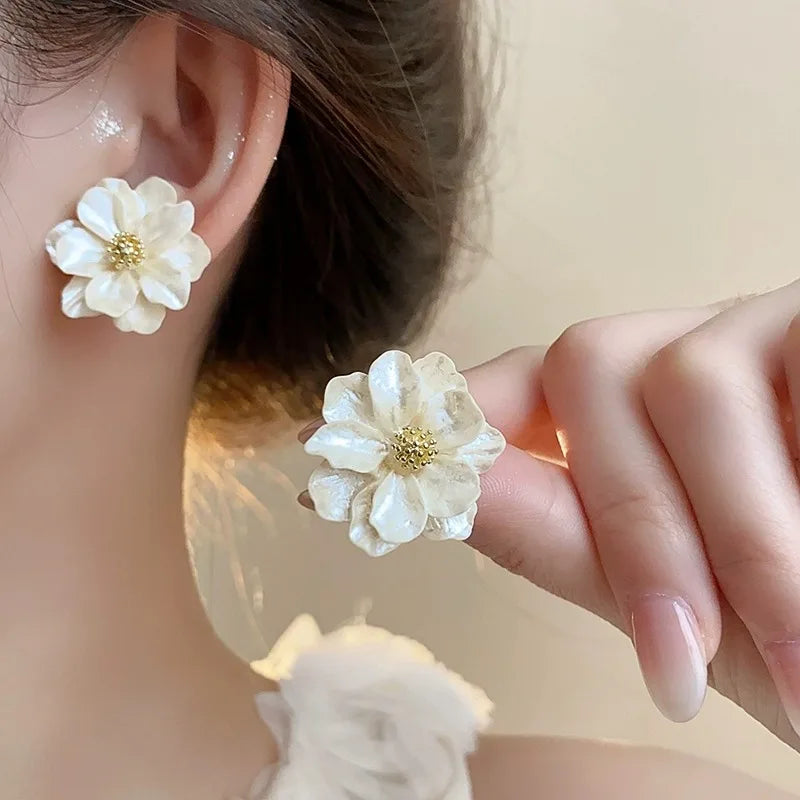 Eleganti naglu auskari ar baltu akrilu