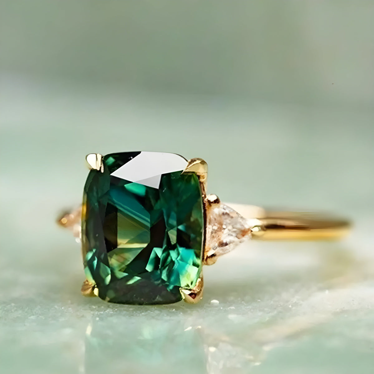 Elegants kvadrātveida smaragda gredzens