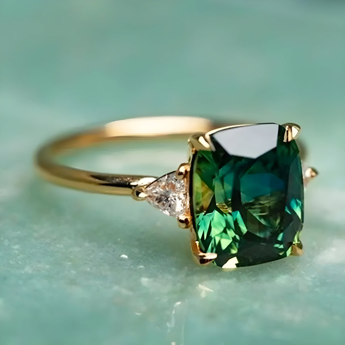 Elegants kvadrātveida smaragda gredzens