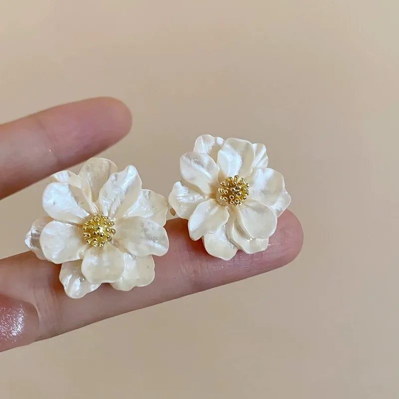 Eleganti naglu auskari ar baltu akrilu