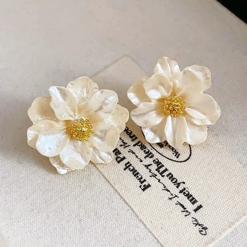 Eleganti naglu auskari ar baltu akrilu