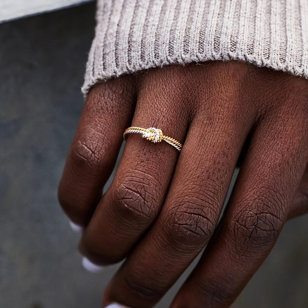 Divkrāsains mīlestības mezgla gredzens