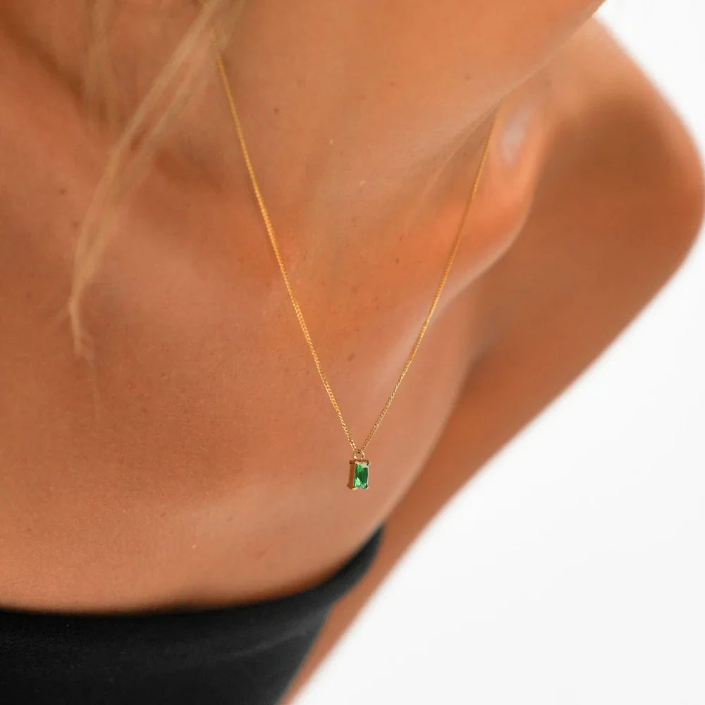 Smaragda kaklarota Verde