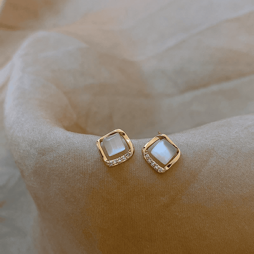 Eleganti auskari ar zelta mēness kristālu