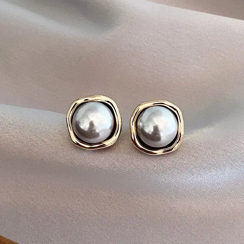 Elegantie auskari ar melnu pērli