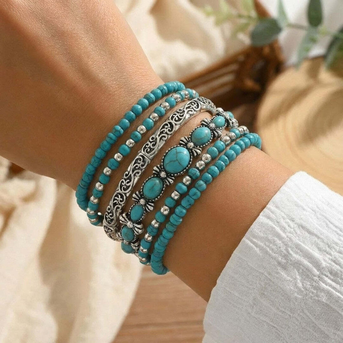 Kaklarota ar tirkīza pērlītēm un boho aprocēm