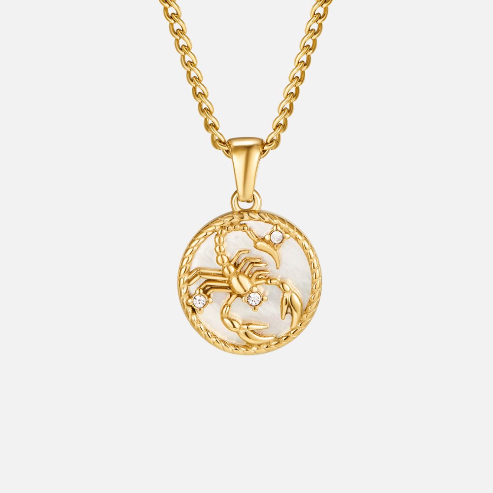 Kaklarota ar baltu gliemežvāku un zodiaka monētu „Regina“